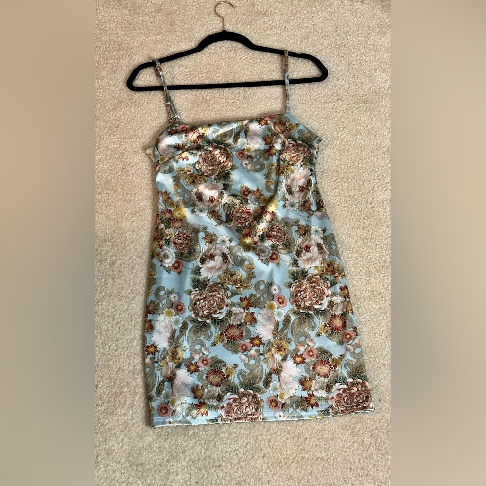 Floral mini Dress Urban Outfitters 
Worn once 
Size medium